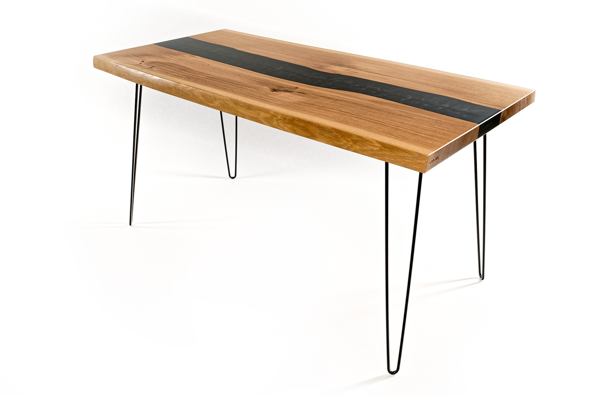 Orcus - Eichenholztisch mit schwarzem Epoxidharz